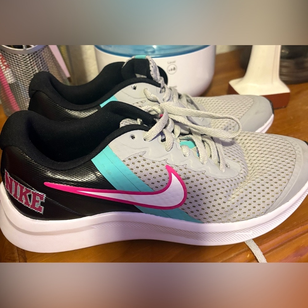 Nike Star Runner 3 SE 
Grey, Turquoise & Pink
Size 6 Y